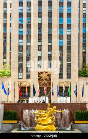 New York, USA - 18. September 2022: Vergoldete Statue des Prometheus in New York Stockfoto