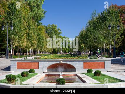 Editorial Madrid, Spanien - 20. September 2022: Ein Gehweg durch eine Allee von Bäumen im Retiro Park in Madrid, Spanien. Stockfoto