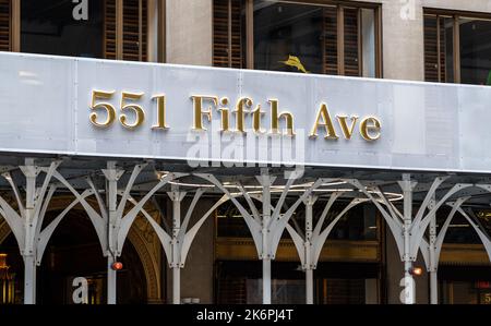 New York, USA - 19. September 2022: Ein Schild mit der Adresse 551 auf der Vorderseite eines Gebäudes an der 5. Avenue Stockfoto