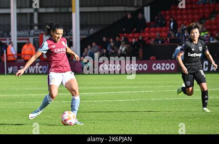 Birmingham, Großbritannien. 15. Oktober 2022. Birmingham, 15. 2022. Oktober Kenza Dali von Aston Villa am Ball während des Women's Super League Spiels zwischen Aston Villa und West Ham, 15. 2022. Oktober (Karl W Newton/SPP) Credit: SPP Sport Press Photo. /Alamy Live News Stockfoto