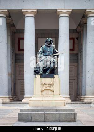 Editorial Malaga, Spanien - 29. September 2022: Die Statue von Velázquez vor dem Haupttor des Prado Museums, Diego de Velázquez gewidmet. Stockfoto