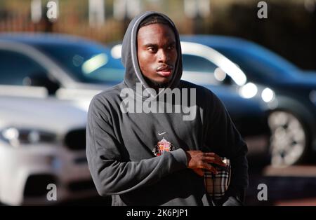 Jay Matete von Sunderland kommt vor dem Start beim Sky Bet Championship-Spiel zwischen Sunderland und Wigan Athletic am Samstag, dem 15.. Oktober 2022, im Stadion of Light in Sunderland an. (Kredit: Michael Driver | MI News0 Kredit: MI Nachrichten & Sport /Alamy Live News Stockfoto