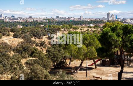 Editorial Madrid, Spanien - 30. September 2022: Die Skyline und die Seilbahn Teleferico über dem Park Casa de campo in Madrid, Spanien. Stockfoto