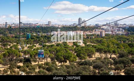 Editorial Madrid, Spanien - 30. September 2022: Die Skyline und die Seilbahn Teleferico über dem Park Casa de campo in Madrid, Spanien. Stockfoto