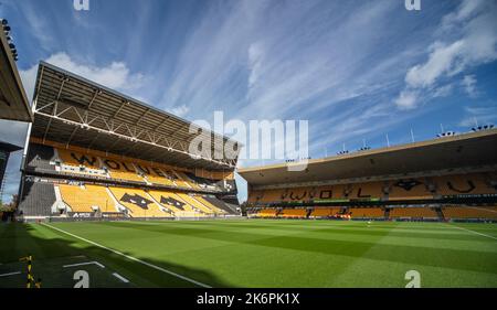 Wolverhampton, Großbritannien. 15. Oktober 2022. Eine allgemeine Ansicht von Molineux vor dem Premier League Spiel Wolverhampton Wanderers gegen Nottingham Forest in Molineux, Wolverhampton, Großbritannien, 15.. Oktober 2022 (Foto von Ritchie Sumpter/News Images) in Wolverhampton, Großbritannien am 10/15/2022. (Foto von Ritchie Sumpter/News Images/Sipa USA) Quelle: SIPA USA/Alamy Live News Stockfoto