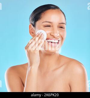 Ihr Gesicht liebt Peeling. Studioaufnahme einer attraktiven jungen Frau, die ihr Gesicht vor blauem Hintergrund peeling. Stockfoto