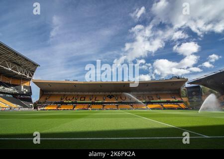 Wolverhampton, Großbritannien. 15. Oktober 2022. Eine allgemeine Ansicht von Molineux vor dem Premier League Spiel Wolverhampton Wanderers gegen Nottingham Forest in Molineux, Wolverhampton, Großbritannien, 15.. Oktober 2022 (Foto von Ritchie Sumpter/News Images) in Wolverhampton, Großbritannien am 10/15/2022. (Foto von Ritchie Sumpter/News Images/Sipa USA) Quelle: SIPA USA/Alamy Live News Stockfoto