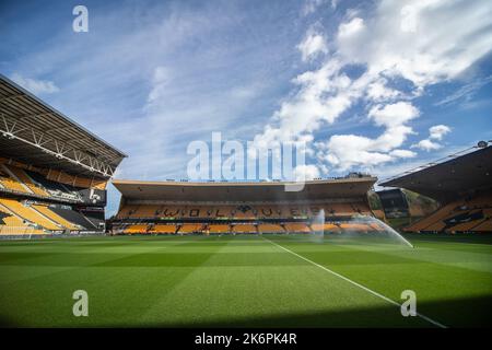 Wolverhampton, Großbritannien. 15. Oktober 2022. Eine allgemeine Ansicht von Molineux vor dem Premier League Spiel Wolverhampton Wanderers gegen Nottingham Forest in Molineux, Wolverhampton, Großbritannien, 15.. Oktober 2022 (Foto von Ritchie Sumpter/News Images) in Wolverhampton, Großbritannien am 10/15/2022. (Foto von Ritchie Sumpter/News Images/Sipa USA) Quelle: SIPA USA/Alamy Live News Stockfoto