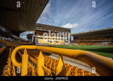 Wolverhampton, Großbritannien. 15. Oktober 2022. Eine allgemeine Ansicht von Molineux vor dem Premier League Spiel Wolverhampton Wanderers gegen Nottingham Forest in Molineux, Wolverhampton, Großbritannien, 15.. Oktober 2022 (Foto von Ritchie Sumpter/News Images) in Wolverhampton, Großbritannien am 10/15/2022. (Foto von Ritchie Sumpter/News Images/Sipa USA) Quelle: SIPA USA/Alamy Live News Stockfoto