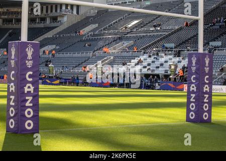 Newcastle, Großbritannien. 15. Oktober 2022. Ein Blick auf riesige Kopien aller drei Rugby-Weltcups in den Cazoo-Stäben während des Rugby League World Cup 2021-Spiels England gegen Samoa in St. James's Park, Newcastle, Vereinigtes Königreich, 15.. Oktober 2022 (Foto von Mark Cosgrove/News Images) in Newcastle, Vereinigtes Königreich am 10/15/2022. (Foto von Mark Cosgrove/News Images/Sipa USA) Quelle: SIPA USA/Alamy Live News Stockfoto