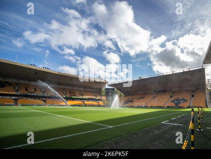 Wolverhampton, Großbritannien. 15. Oktober 2022. Eine allgemeine Ansicht von Molineux vor dem Premier League Spiel Wolverhampton Wanderers gegen Nottingham Forest in Molineux, Wolverhampton, Großbritannien, 15.. Oktober 2022 (Foto von Ritchie Sumpter/News Images) in Wolverhampton, Großbritannien am 10/15/2022. (Foto von Ritchie Sumpter/News Images/Sipa USA) Quelle: SIPA USA/Alamy Live News Stockfoto