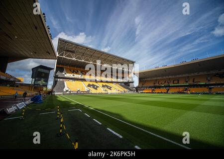 Wolverhampton, Großbritannien. 15. Oktober 2022. Eine allgemeine Ansicht von Molineux vor dem Premier League Spiel Wolverhampton Wanderers gegen Nottingham Forest in Molineux, Wolverhampton, Großbritannien, 15.. Oktober 2022 (Foto von Ritchie Sumpter/News Images) in Wolverhampton, Großbritannien am 10/15/2022. (Foto von Ritchie Sumpter/News Images/Sipa USA) Quelle: SIPA USA/Alamy Live News Stockfoto