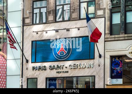 New York, USA - 18. September 2022: Pariser Kaufhaus Saint-Germain an der 5. Avenue Manhattan Stockfoto