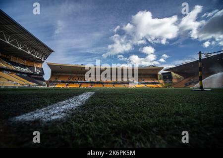 Wolverhampton, Großbritannien. 15. Oktober 2022. Eine allgemeine Ansicht von Molineux vor dem Premier League Spiel Wolverhampton Wanderers gegen Nottingham Forest in Molineux, Wolverhampton, Großbritannien, 15.. Oktober 2022 (Foto von Ritchie Sumpter/News Images) in Wolverhampton, Großbritannien am 10/15/2022. (Foto von Ritchie Sumpter/News Images/Sipa USA) Quelle: SIPA USA/Alamy Live News Stockfoto