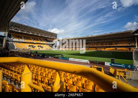 Wolverhampton, Großbritannien. 15. Oktober 2022. Eine allgemeine Ansicht von Molineux vor dem Premier League Spiel Wolverhampton Wanderers gegen Nottingham Forest in Molineux, Wolverhampton, Großbritannien, 15.. Oktober 2022 (Foto von Ritchie Sumpter/News Images) in Wolverhampton, Großbritannien am 10/15/2022. (Foto von Ritchie Sumpter/News Images/Sipa USA) Quelle: SIPA USA/Alamy Live News Stockfoto