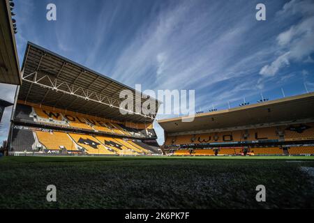 Wolverhampton, Großbritannien. 15. Oktober 2022. Eine allgemeine Ansicht von Molineux vor dem Premier League Spiel Wolverhampton Wanderers gegen Nottingham Forest in Molineux, Wolverhampton, Großbritannien, 15.. Oktober 2022 (Foto von Ritchie Sumpter/News Images) in Wolverhampton, Großbritannien am 10/15/2022. (Foto von Ritchie Sumpter/News Images/Sipa USA) Quelle: SIPA USA/Alamy Live News Stockfoto