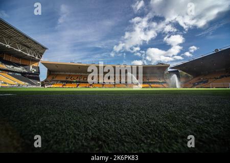 Wolverhampton, Großbritannien. 15. Oktober 2022. Eine allgemeine Ansicht von Molineux vor dem Premier League Spiel Wolverhampton Wanderers gegen Nottingham Forest in Molineux, Wolverhampton, Großbritannien, 15.. Oktober 2022 (Foto von Ritchie Sumpter/News Images) in Wolverhampton, Großbritannien am 10/15/2022. (Foto von Ritchie Sumpter/News Images/Sipa USA) Quelle: SIPA USA/Alamy Live News Stockfoto