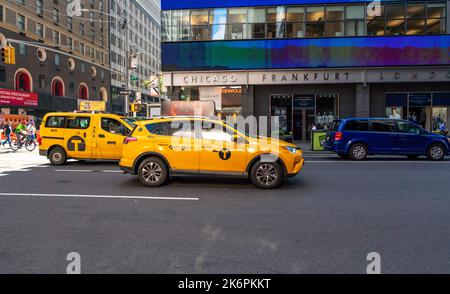New York City, Usa - 18. September 2022. Neues gelbes New York Taxi SUV-Format anstelle des Klassikers Stockfoto