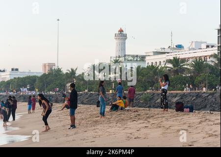 PONDICHERRY, INDIEN - 13.. Oktober 2022: Touristen am Strand Stockfoto