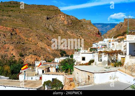 Andalucia Dorf traditionelle Architektur, weiße Häuser am Berghang, Darrical, Spanien Stockfoto