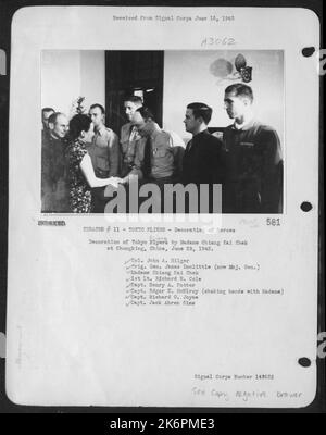 Dekoration Der Tokyo Flyers Von Madame Chiang Kai Shek In Chungking, China, 29. Juni 1942. Oberst John A. Hilger, Brig. General James Doolittle (Jetzt Generalmajor) Madame Chiang Kai Shek. 1.. LT. Richard E. Cole, Capt. Henery A. Potter, Capt. Edgar E. Mcel Stockfoto