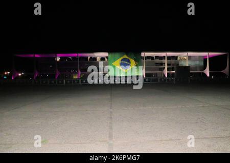 Brasilia, Distrito Federal, Brasilien. 15. Oktober 2022. (INT) Brasilianische Flagge an der Fassade des Palacio do Planalto in Brasilia. 14. Oktober 2022, Bundesdistrikt, Brasilia, Brasilien: Die brasilianische Flagge wird am Freitag (14) an der Fassade des Palacio do Planalto in Praca dos Tres Poderes Esplanada dos Ministerios in Brasilia (DF) angebracht, da die Wahlkämpfe immer enger werden. Der Präsidentschaftsabfluss zwischen dem amtierenden Präsidenten Bolsonaro und dem ehemaligen Präsidenten Lula ist für den 30. Oktober vorgesehen.Quelle: Frederico Brasil/TheNews2 (Bildnachweis: © Frederico Brasil/TheNEWS2 via ZUMA Press Wire) Bildnachweis: ZUMA Stockfoto