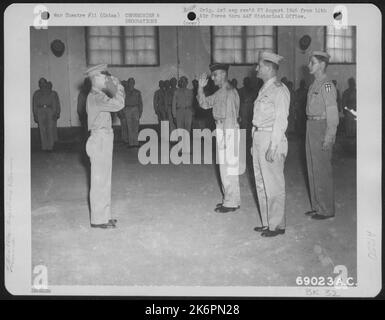 Lt. General Joseph Stilwell Gibt Brig. General Edgar E. Glenn's Salute während einer Inspektionstour auf Einem Luftwaffenstützpunkt 14. in China. Generalmajor Claire L. Chennault steht links von General Stilwell. Stockfoto