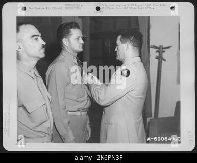 Hauptquartier, 14. Luftwaffe, China -- Oberst Thomas C. Gentry aus Dallas, Texas, Chirurg der 14. Luftwaffe und ursprüngliches Mitglied der American Volunteer Group, empfängt die Legion of Merit von Maj. Claire L. Chennault am 3. Mai 1945. Stockfoto