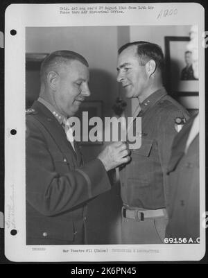 General George E. Stratemeyer schmückt Generalmajor Charles B. Stone auf Einem Luftwaffenstützpunkt 14. irgendwo in China. Stockfoto