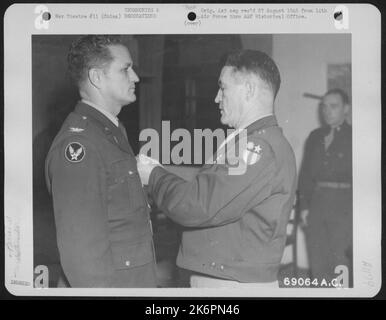 Hauptquartier, vierzehnte Luftwaffe, China -- Oberst Thomas C. Gentry aus Dallas, texanischer Chirurg der Luftwaffe von 14., erhält die Luftmedaille von Maj. Claire L. Chennault, Generalkommandeur auf Einer Basis in China. 20. Januar 1945. Stockfoto