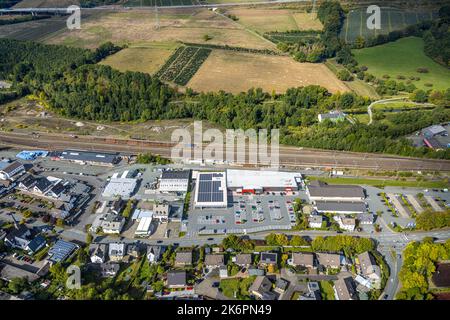 Luftaufnahme, Einkaufsmärkte Borghausen, Aldi, Rewe, Tedi, KIK, Raiffeisen, Ostwig, Bestwig, Ruhrgebiet, Nordrhein-Westfalen, Deutschland, DE, Purchasi Stockfoto