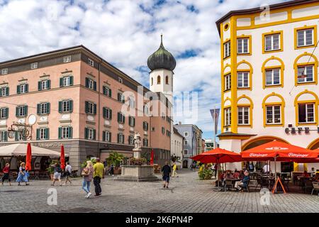 Max-Josefs-Platz mit dem Nepomuk Brunnen und die Heilig Geist Kirche in Rosenheim, Bayern, Deutschland | Max-Josefs Platz mit Nepomuk Brunnen A Stockfoto