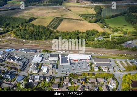 Luftaufnahme, Einkaufsmärkte Borghausen, Aldi, Rewe, Tedi, KIK, Raiffeisen, Ostwig, Bestwig, Ruhrgebiet, Nordrhein-Westfalen, Deutschland, DE, Purchasi Stockfoto