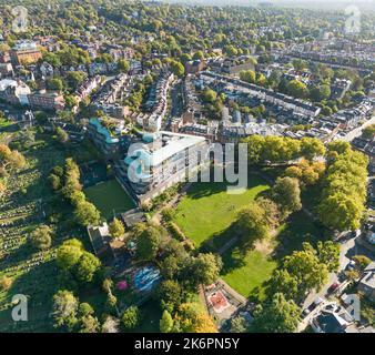 Alfred Court liegt am oberen Ende der Fortune Green Road neben dem Green selbst und dem weitläufigen North London Cemetery, West Hampstead Stockfoto