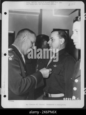 Generalmajor Albert F. Hegenberger wird von Generalleutnant George E. Stratemeyer auf Einem Luftwaffenstützpunkt 14. irgendwo in China dekoriert. Stockfoto