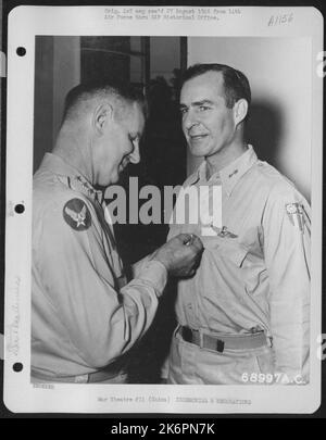 Generalmajor Charles B. Stone erhält Eine Auszeichnung von LT. General George E. Stratemeyer auf Einem Luftwaffenstützpunkt 14. irgendwo in China. Stockfoto