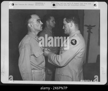 Hauptquartier Der 14. Luftwaffe, China -- 'Für Außergewöhnlich Verdienstvolles Verhalten Bei Der Erbringung Herausragender Dienstleistungen' Brig. General John C. Kennedy aus Bennington, Vermont, wurde von Major General Claire L. Chennault, Commanddi, mit der Legion of Merit ausgezeichnet Stockfoto