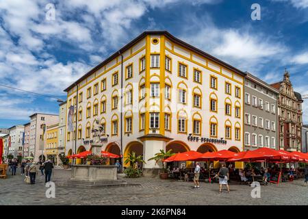 Max-Josefs-Platz mit dem Nepomuk Brunnen und Cafe Bergmeister in Rosenheim, Bayern, Deutschland | Max-Josefs Platz mit Nepomuk Brunnen und Cafe Stockfoto