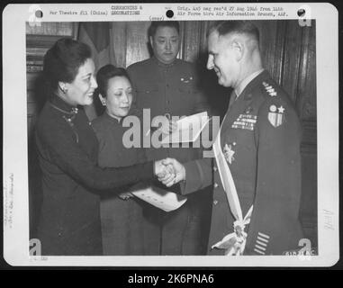 Madame Chiang Kai Shek schmückt General George E. Stratemeyer mit dem chinesischen Preis. Stockfoto