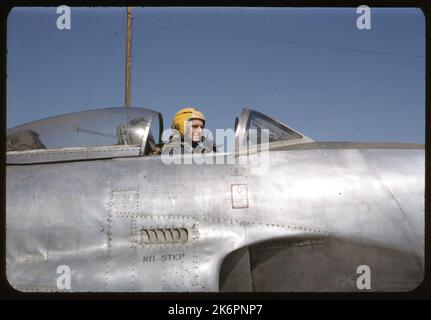 Rechte Seitenansicht eines Piloten, der im Cockpit eines Lockheed F-80C Shooting Star (s/n 49-859A) sitzt und die Markierungen des 36. Fighter Bomber Squadron irgendwo in Korea trägt. Stockfoto