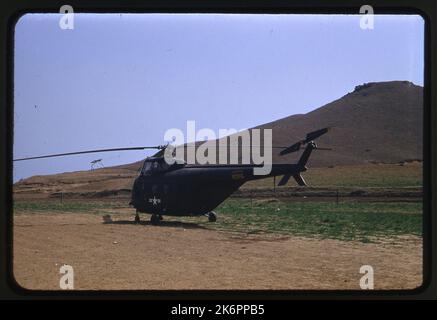 Dreiviertel linke Rückansicht einer Sikorsky H-19 Chickasaw (s/n 49-2016) am Boden. Dreiviertel linke Rückansicht einer Sikorsky H-19 Chickasaw (s/n 49-2016) am Boden. Stockfoto