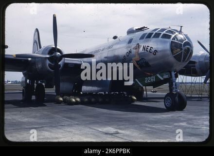 Dreiviertel rechte Vorderansicht der Boeing B-29 Superfortress mit Bomben unter dem Flugzeug. Nose Art beinhaltet Spitznamen mit Zeichnung, 'Nip on Nees.'. Dreiviertel rechte Vorderansicht der Boeing B-29 Superfortress mit Bomben unter dem Flugzeug. Nose Art beinhaltet Spitznamen mit Zeichnung, 'Nip on Nees.'. Stockfoto