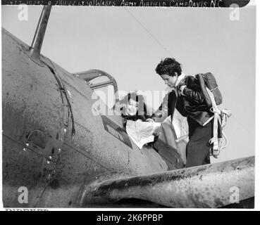 Wespen um einen Curtiss A-25A, der Last Minute Check-up vor dem Start macht, Army Air Field, Camp Davis, North Carolina. Wespen um einen Curtiss A-25A, der Last Minute Check-up vor dem Start macht, Army Air Field, Camp Davis, North Carolina. Stockfoto