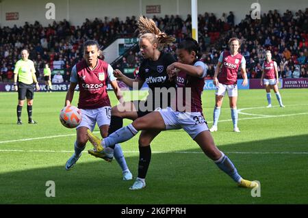 Birmingham, Großbritannien. 15. Oktober 2022. Birmingham, Oktober 15. 2022 Mayumi Pacheco von Aston Villa macht während des Spiels der Frauen-Super-Liga zwischen Aston Villa und West Ham, Oktober 15. 2022 (Karl W Newton/SPP) Quelle: SPP Sport Pressefoto. /Alamy Live News Stockfoto