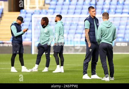 Spieler von West Bromwich Albion inspizieren das Spielfeld vor dem Sky Bet Championship-Spiel im Select Car Leasing Stadium, Reading. Bilddatum: Samstag, 15. Oktober 2022. Stockfoto