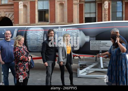 London, Großbritannien. 15.. Oktober 2022. Eine 72 Fuß lange Nachbildung einer Virgin Launchone-Rakete wurde in South Kensington, Londonvon (von rechts nach links), dem stellvertretenden CEO der britischen Weltraumorganisation Ian Annett, dem Parlamentsabgeordneten von Nus Ghani, der Leiterin von Spaceport Cornwall Melissa Thorpe, dem CEO von Virgin Orbit, Dan Hart, Felicity Buchan MP und UK Space Agency Director of Commercial Spaceflight Matt Archer. Die Rakete war vor dem Wissenschaftsmuseum ausgestellt. Andrew Steven Graham/Alamy Live News Stockfoto