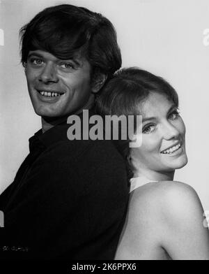 MICHAEL SARRAZIN und JACQUELINE BISSET Portrait in THE SWEET RIDE 1968 Regisseur HARVEY hart Roman William Murray Drehbuch Tom Mankiewicz Musik Pete Rugolo Produzent Joe Pasternak Euterpe / Twentieth Century Fox Stockfoto