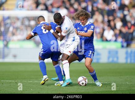 Youri Tielemans von Leicester City, Odsonne Edouard von Crystal Palace und Wout Faes von Leicester City (rechts) kämpfen während des Premier League-Spiels im King Power Stadium, Leicester, um den Ball. Bilddatum: Samstag, 15. Oktober 2022. Stockfoto