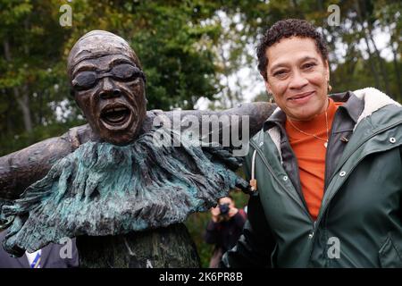 Almere, Niederlande. 15. Oktober 2022. 2022-10-15 13:58:49 ALMERE - Enith Brigitha während der Enthüllung einer Statue von ihr. Das Kunstwerk ist eine Hommage an den 67-jährigen Schwimmer mit Curaçao-Abstammung, der bei den Sommerspielen 1976 in Montreal zwei Bronzemedaillen (100 und 200 Meter Freistil) gewann. ANP BAS CZERWINSKI netherlands Out - belgium Out Credit: ANP/Alamy Live News Stockfoto