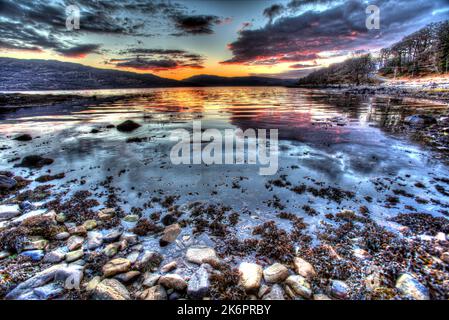 Halbinsel von Ardamurchan, Schottland. Künstlerische Sonnenuntergangsansicht von Loch Sunart. Stockfoto